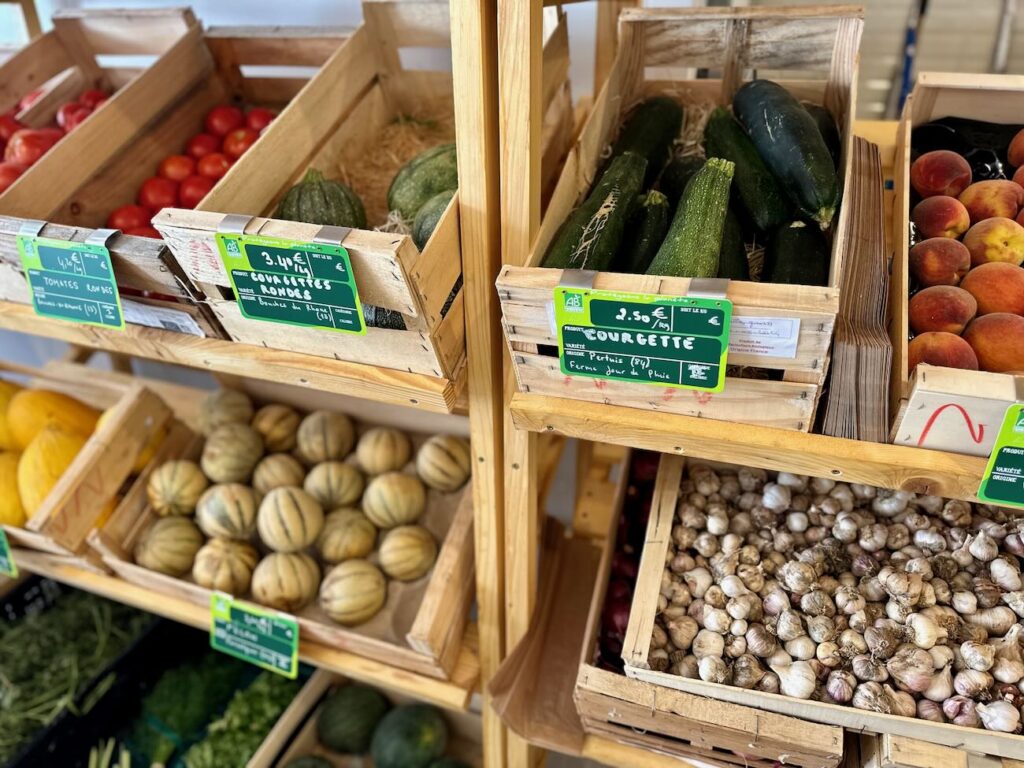 Zinzin est un café-cantine dans le quartier de Saint-Lambert à Marseille qui propose un espace primeur.(fruits et légumes)