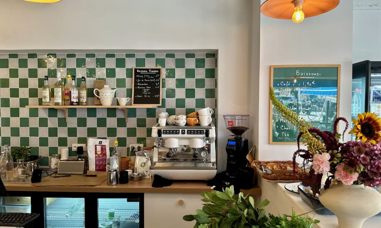 Zinzin est un café-cantine dans le quartier de Saint-Lambert à Marseille qui propose un espace primeur. (comptoir)