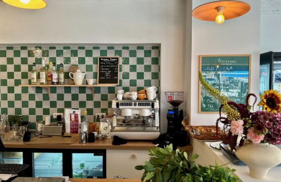 Zinzin est un café-cantine dans le quartier de Saint-Lambert à Marseille qui propose un espace primeur. (comptoir)