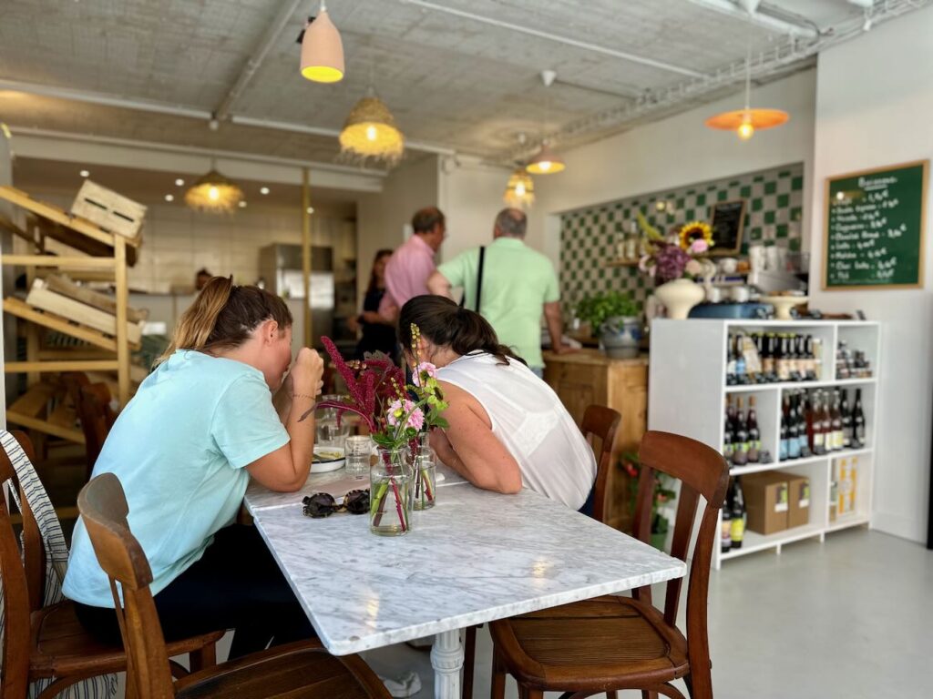 Zinzin est un café-cantine dans le quartier de Saint-Lambert à Marseille qui propose un espace primeur. (clients)