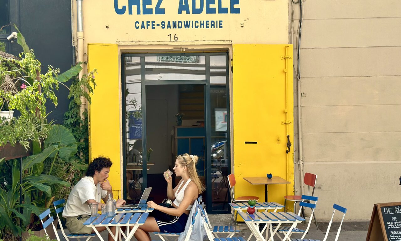 Chez Adèle est un café sandwicherie à Castellane où l’on peut télétravailler en toute tranquillité. (devanture)