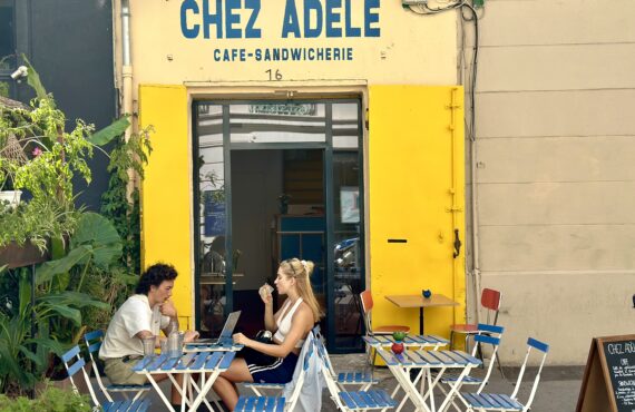 Chez Adèle est un café sandwicherie à Castellane où l’on peut télétravailler en toute tranquillité. (devanture)