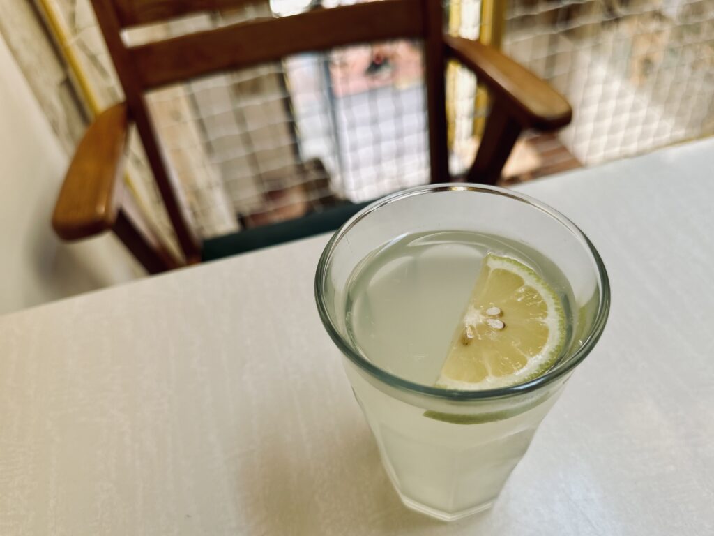 Chez Adèle est un café sandwicherie à Castellane où l’on peut télétravailler en toute tranquillité. (limonade)