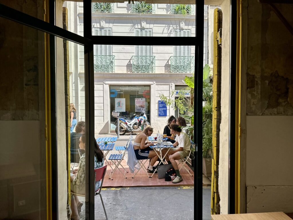 Chez Adèle est un café sandwicherie à Castellane où l’on peut télétravailler en toute tranquillité.