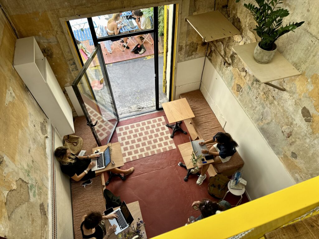 Chez Adèle est un café sandwicherie à Castellane où l’on peut télétravailler en toute tranquillité. (mezzanine)