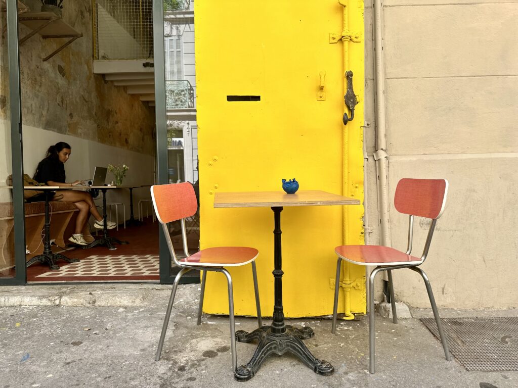 Chez Adèle est un café sandwicherie à Castellane où l’on peut télétravailler en toute tranquillité. (chaises)