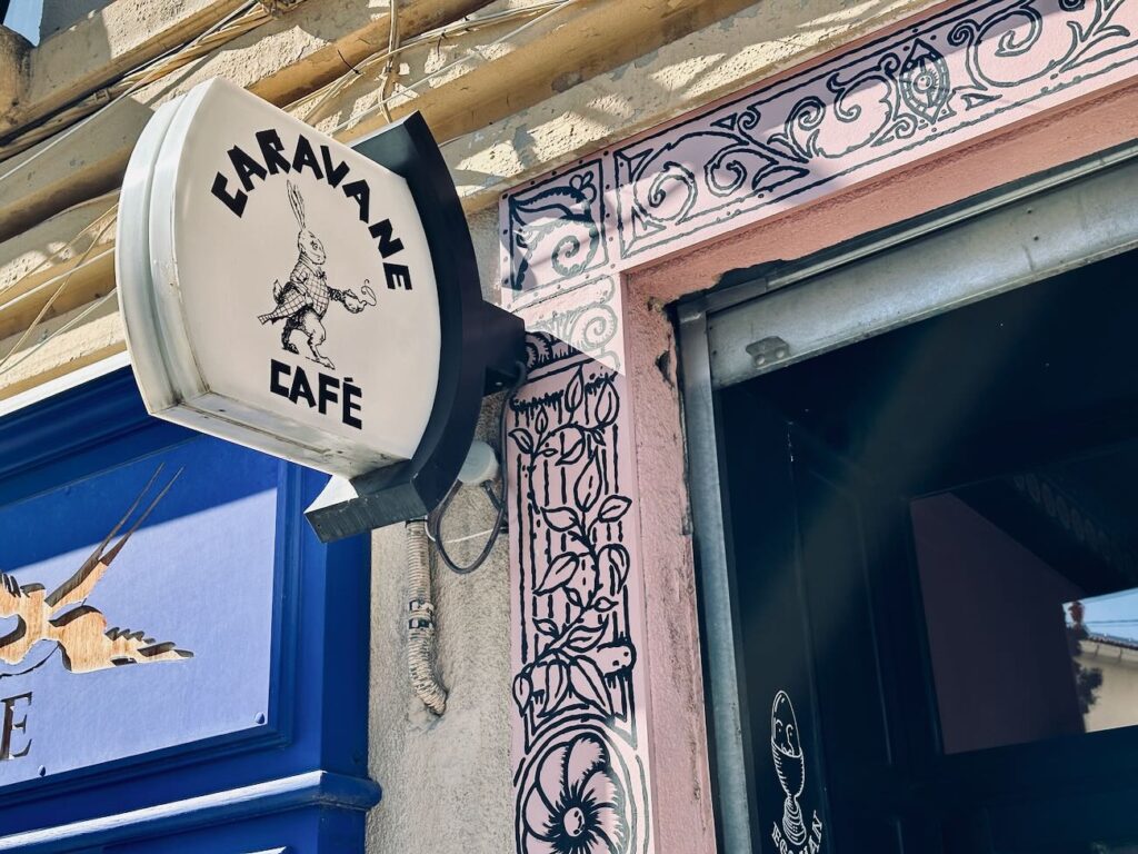 Caravane Café est une cantine fantasque tenue en coopérative à l'Estaque. Chaque semaine un chef en résidence prend possession des lieux.(enseigne)