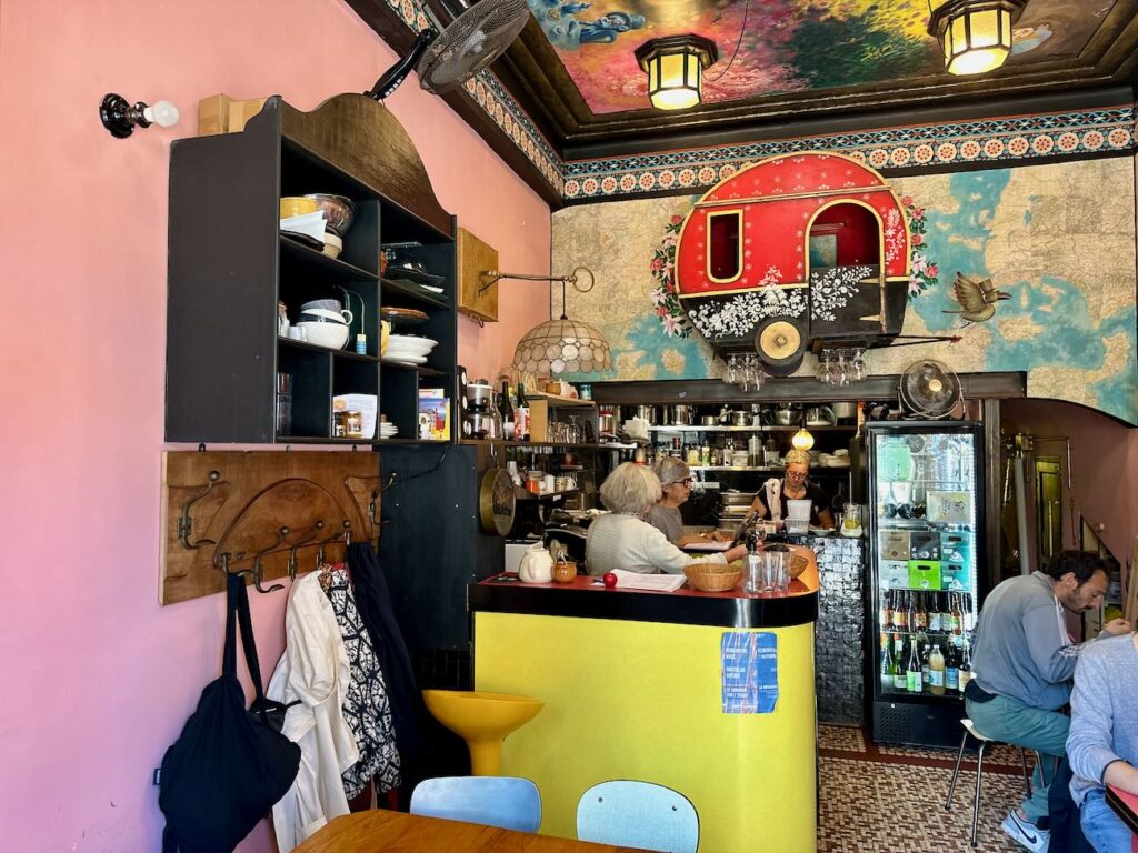 Caravane Café est une cantine fantasque tenue en coopérative à l'Estaque. Chaque semaine un chef en résidence prend possession des lieux.(bar)