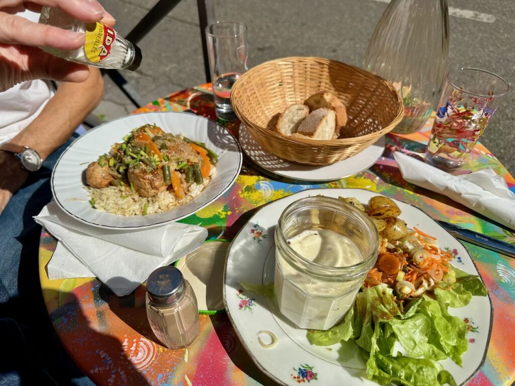 Caravane Café est une cantine fantasque tenue en coopérative à l'Estaque. Chaque semaine un chef en résidence prend possession des lieux. (poulet)