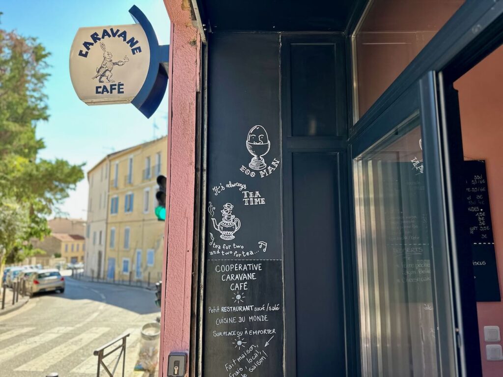 Caravane Café est une cantine fantasque tenue en coopérative à l'Estaque. Chaque semaine un chef en résidence prend possession des lieux. devanture)