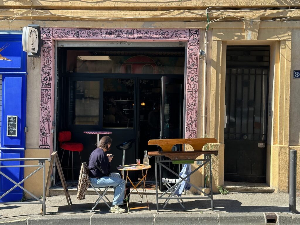 Caravane Café est une cantine fantasque tenue en coopérative à l'Estaque. Chaque semaine un chef en résidence prend possession des lieux.(rue)