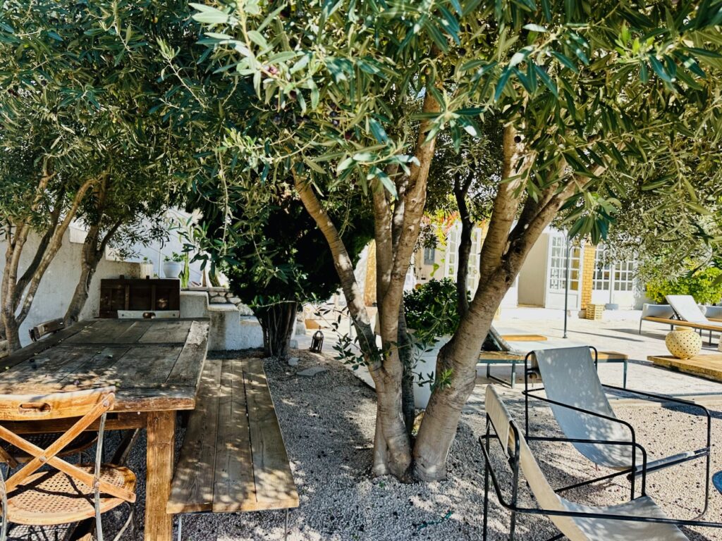 La Casa Youm est maison d'hôtes située sur les hauteurs de l'Estaque à Marseille (table)