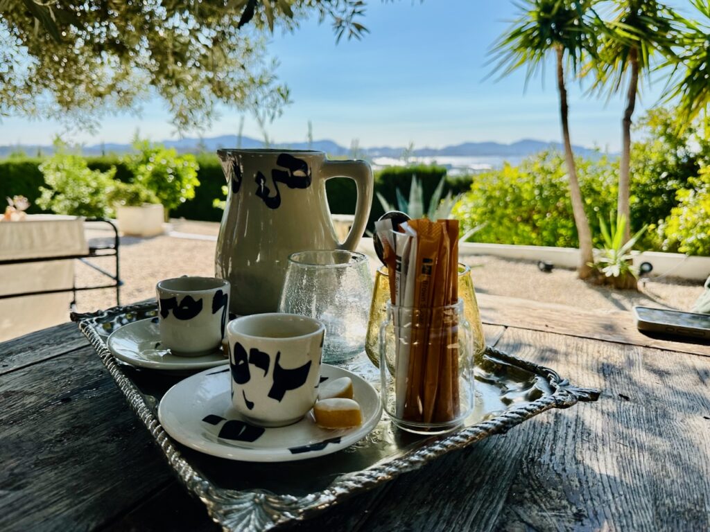 La Casa Youm est maison d'hôtes située sur les hauteurs de l'Estaque à Marseille (café)