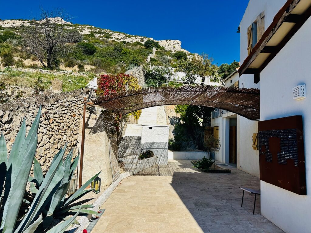 La Casa Youm est maison d'hôtes située sur les hauteurs de l'Estaque à Marseille (garrigue)