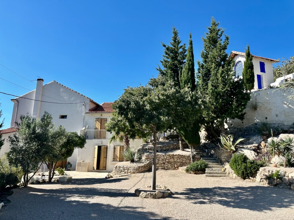 La Casa Youm est maison d'hôtes située sur les hauteurs de l'Estaque à Marseille (entrée)