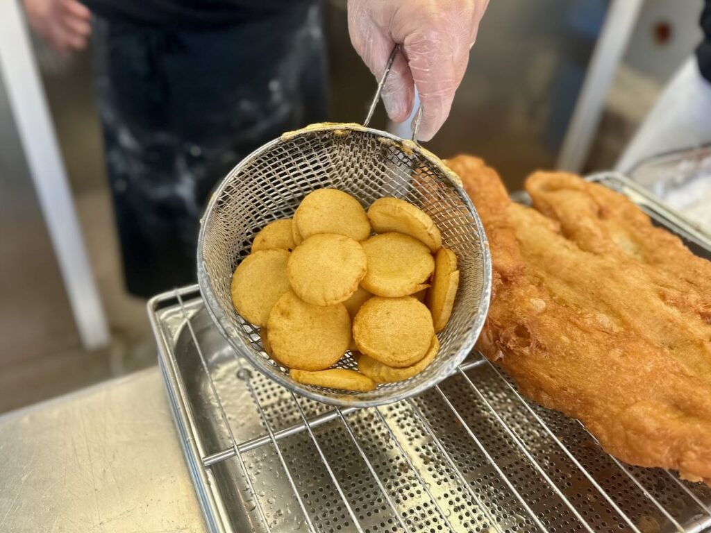 Lou Goustado est une baraque à chichis implantée à l’Estaque. Elle propose 7/7 des chichis et des panisses réalisés de façon artisanale. (panisses)