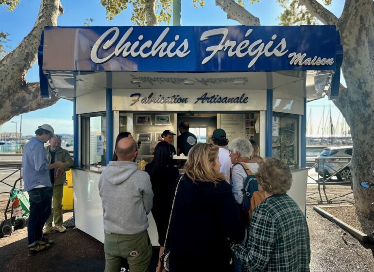 Lou Goustado est une baraque à chichis implantée à l’Estaque. Elle propose 7/7 des chichis et des panisses réalisés de façon artisanale. (baraque)