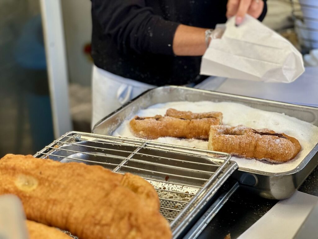 Lou Goustado est une baraque à chichis implantée à l’Estaque. Elle propose 7/7 des chichis et des panisses réalisés de façon artisanale. (préparation)