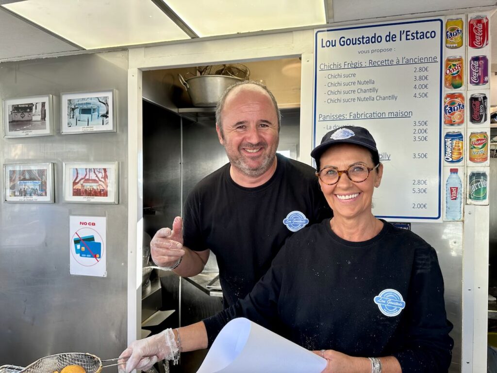 Lou Goustado est une baraque à chichis implantée à l’Estaque. Elle propose 7/7 des chichis et des panisses réalisés de façon artisanale. (stéphane et son épouse)