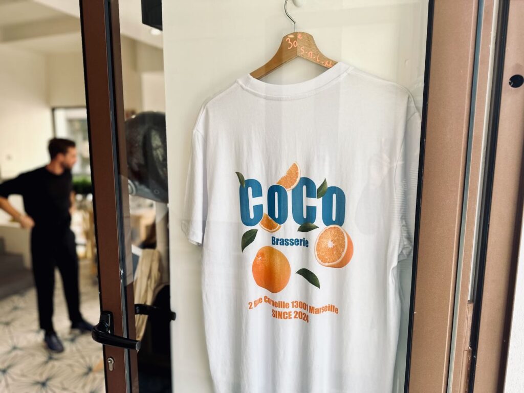 Coco est une brasserie située sur la place de l’opéra municipale. Elle dispose d’une belle terrasse ensoleillée. (tee-shirt)