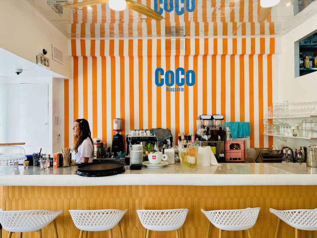 Coco est une brasserie située sur la place de l’opéra municipale. Elle dispose d’une belle terrasse ensoleillée. (intérieur)