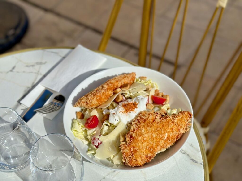 Coco est une brasserie située sur la place de l’opéra municipale. Elle dispose d’une belle terrasse ensoleillée. (salade césar)