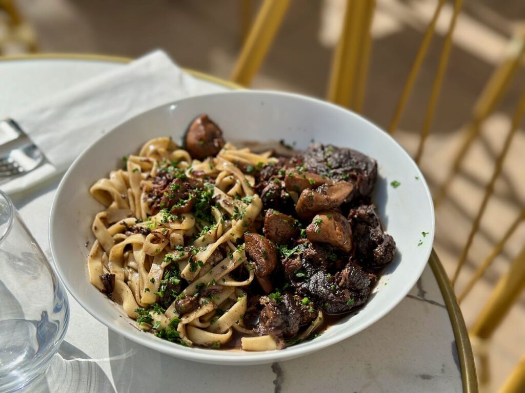 Coco est une brasserie située sur la place de l’opéra municipale. Elle dispose d’une belle terrasse ensoleillée. (boeuf bourguignon)