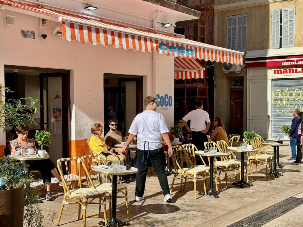 Coco est une brasserie située sur la place de l’opéra municipale. Elle dispose d’une belle terrasse ensoleillée. (terrasse)