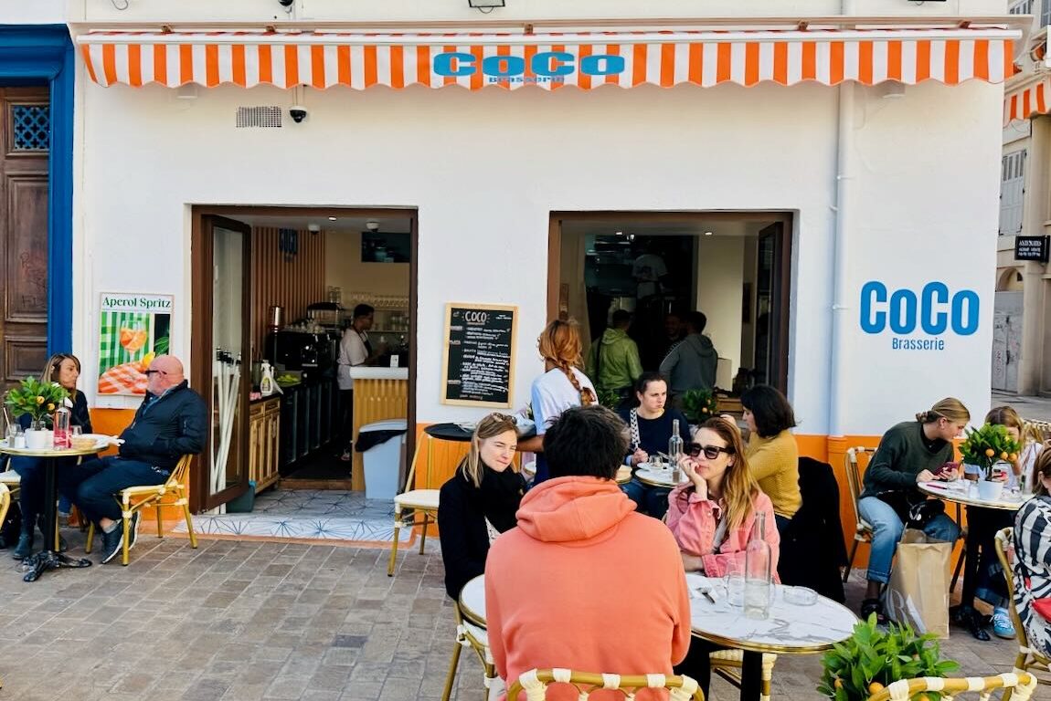 Coco est une brasserie située sur la place de l’opéra municipale. Elle dispose d’une belle terrasse ensoleillée. (foule)