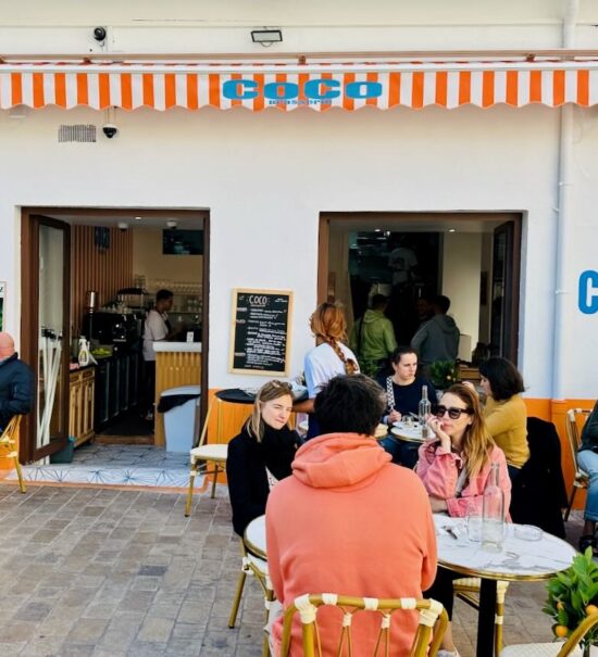 Coco est une brasserie située sur la place de l’opéra municipale. Elle dispose d’une belle terrasse ensoleillée. (foule)