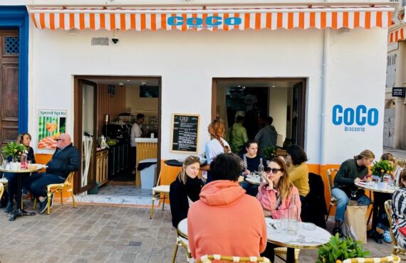 Coco est une brasserie située sur la place de l’opéra municipale. Elle dispose d’une belle terrasse ensoleillée. (foule)