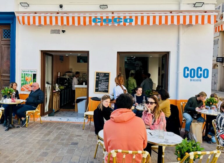 Coco est une brasserie située sur la place de l’opéra municipale. Elle dispose d’une belle terrasse ensoleillée. (foule)