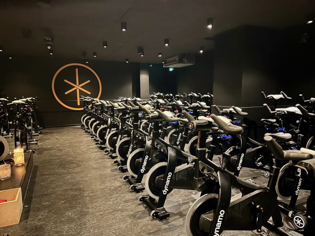 Dynamo est une salle d'indoor cycling située avenue du Prado à Marseille. Elle propose des sessions de vélo en salle ryhtmées par la musique. (salle)