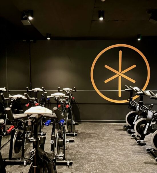 Dynamo est une salle d'indoor cycling située avenue du Prado à Marseille. Elle propose des sessions de vélo en salle ryhtmées par la musique. (vélos)