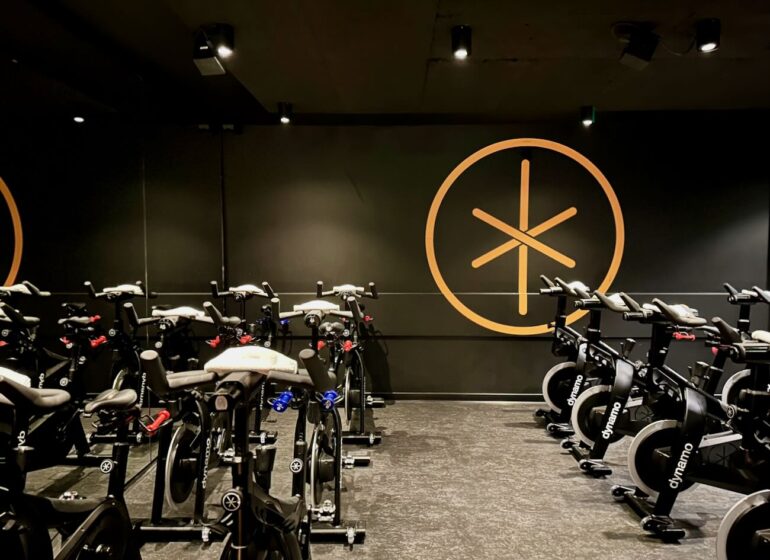 Dynamo est une salle d'indoor cycling située avenue du Prado à Marseille. Elle propose des sessions de vélo en salle ryhtmées par la musique. (vélos)