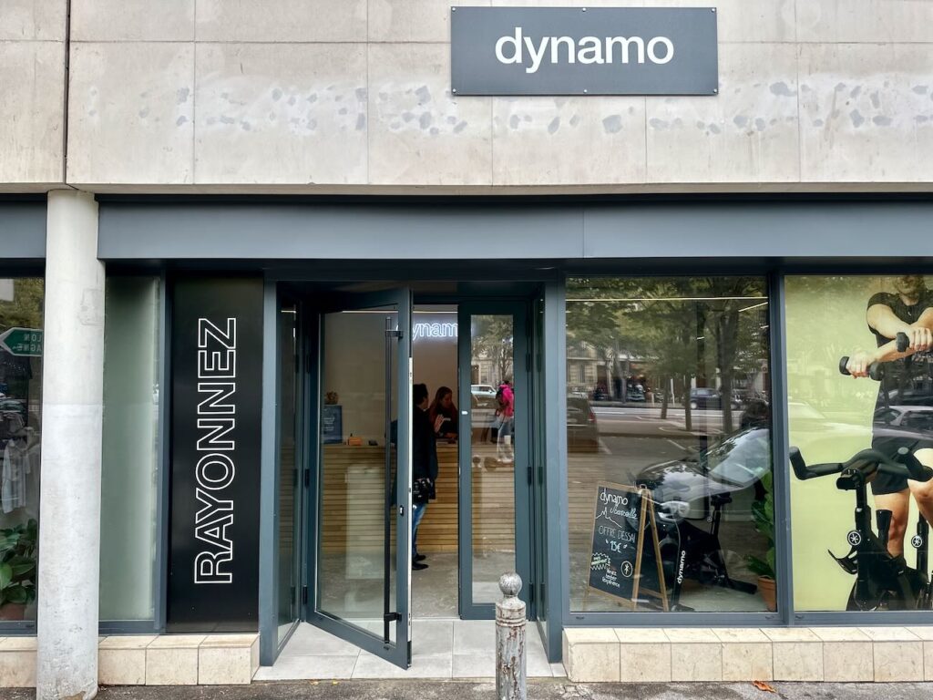 Dynamo est une salle d'indoor cycling située avenue du Prado à Marseille. Elle propose des sessions de vélo en salle ryhtmées par la musique. (façade)