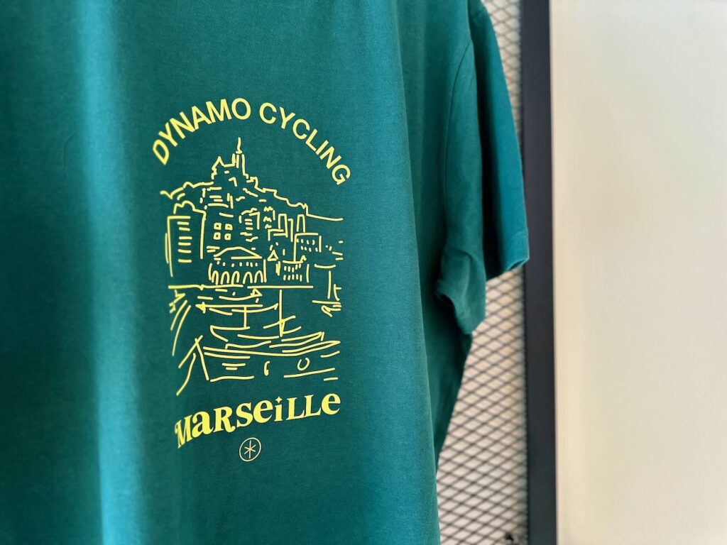 Dynamo est une salle d'indoor cycling située avenue du Prado à Marseille. Elle propose des sessions de vélo en salle ryhtmées par la musique. (Dyanmo Marseille)