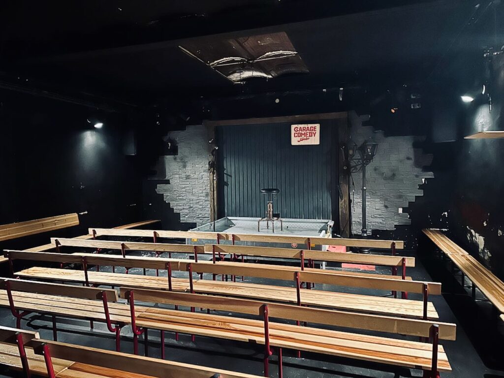 Le Garage Comedy club est un comedy club situé au Cours Julien où performent des humoristes plus ou moins confirmés (show)