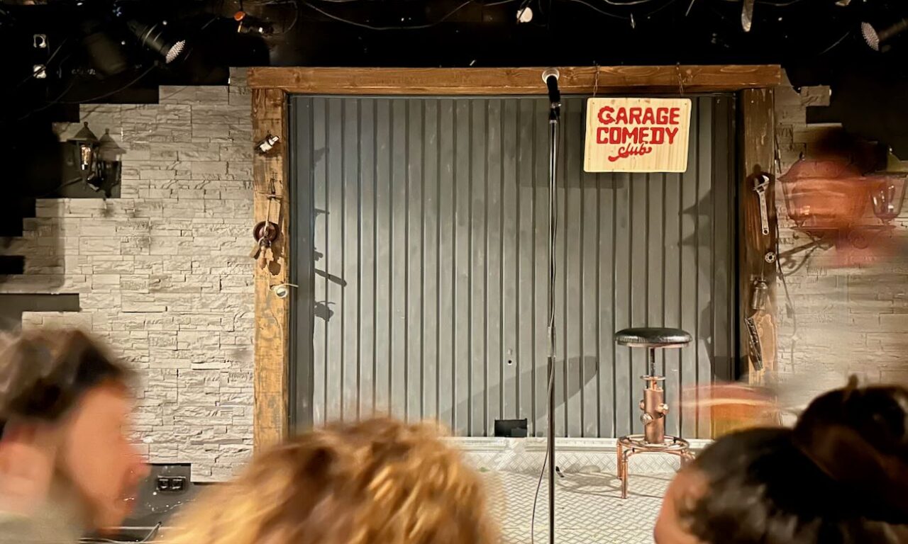 Le Garage Comedy club est un comedy club situé au Cours Julien où performent des humoristes plus ou moins confirmés (scène)