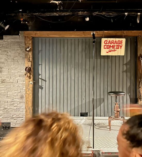 Le Garage Comedy club est un comedy club situé au Cours Julien où performent des humoristes plus ou moins confirmés (scène)