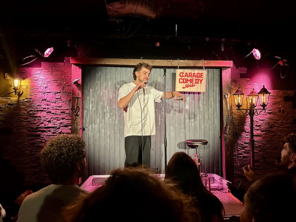 Le Garage Comedy club est un comedy club situé au Cours Julien où performent des humoristes plus ou moins confirmés (Tom Baldetti)