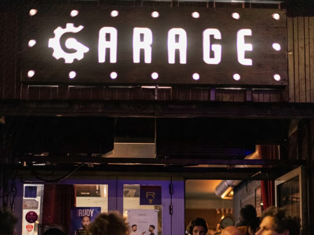 Le Garage Comedy club est un comedy club situé au Cours Julien où performent des humoristes plus ou moins confirmés (devanture)