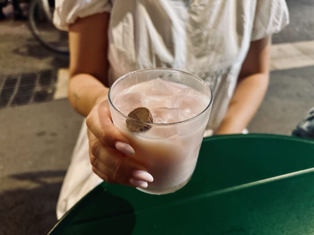 Paloma est un bar à cocktails situé dans le quartier du Cours Julien à Marseille. Il propose son célèbre cocktails éponyme, mais aussi des highballs, des bières, du vin. (cocktail)