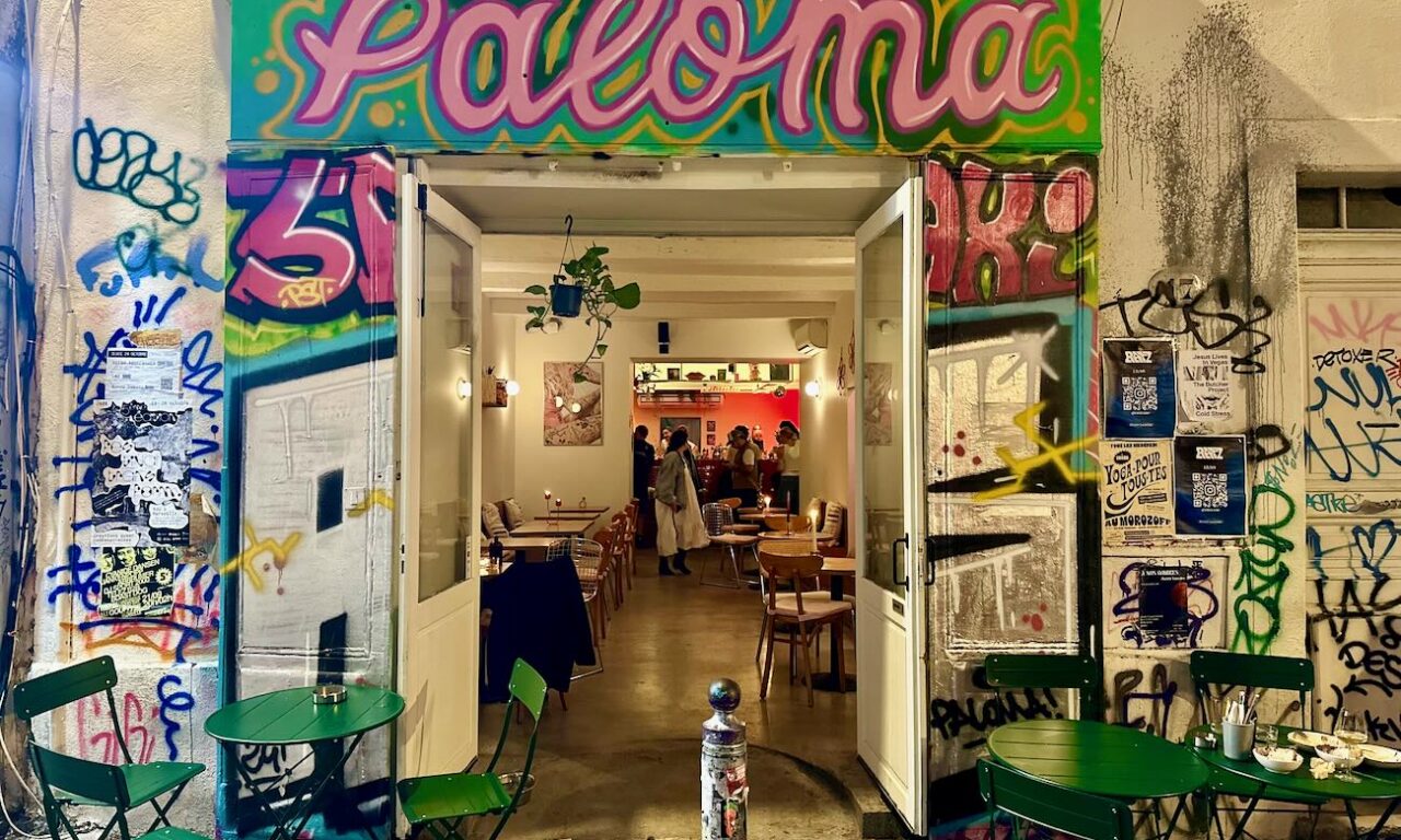 Paloma est un bar à cocktails situé dans le quartier du Cours Julien à Marseille. Il propose son célèbre cocktails éponyme, mais aussi des highballs, des bières, du vin. (façade)