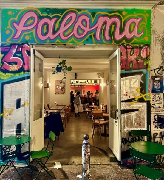 Paloma est un bar à cocktails situé dans le quartier du Cours Julien à Marseille. Il propose son célèbre cocktails éponyme, mais aussi des highballs, des bières, du vin. (façade)