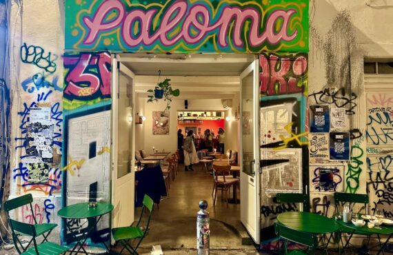 Paloma est un bar à cocktails situé dans le quartier du Cours Julien à Marseille. Il propose son célèbre cocktails éponyme, mais aussi des highballs, des bières, du vin. (façade)