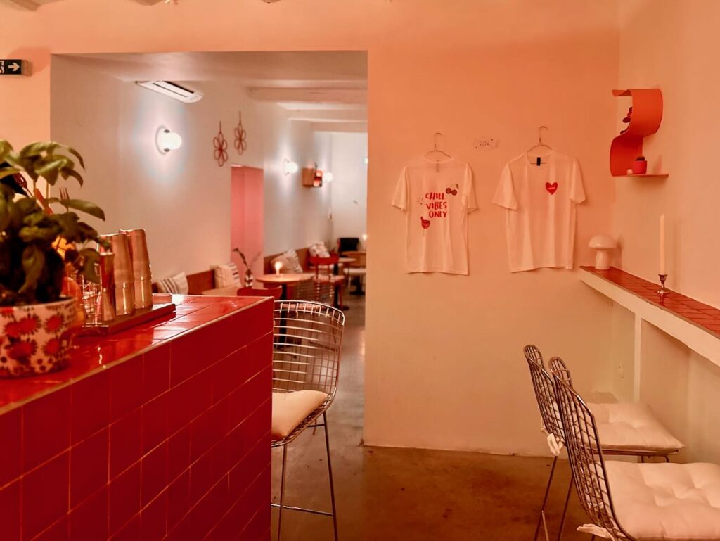 Paloma est un bar à cocktails situé dans le quartier du Cours Julien à Marseille. Il propose son célèbre cocktails éponyme, mais aussi des highballs, des bières, du vin. (tee shirts)