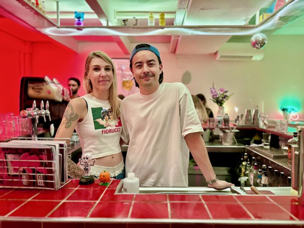 Paloma est un bar à cocktails situé dans le quartier du Cours Julien à Marseille. Il propose son célèbre cocktails éponyme, mais aussi des highballs, des bières, du vin. (James et Marine)