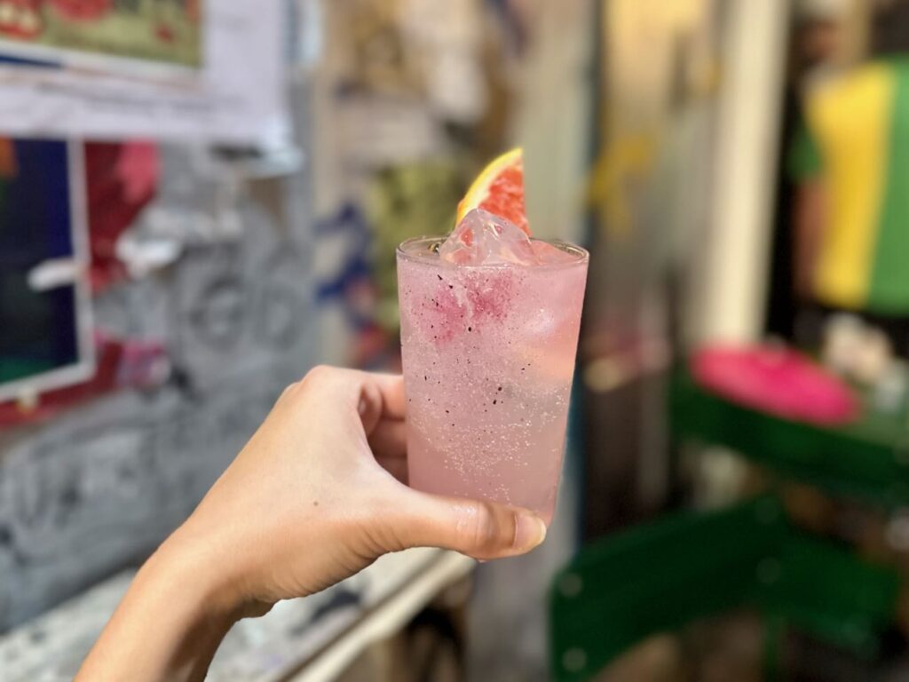 Paloma est un bar à cocktails situé dans le quartier du Cours Julien à Marseille. Il propose son célèbre cocktails éponyme, mais aussi des highballs, des bières, du vin.