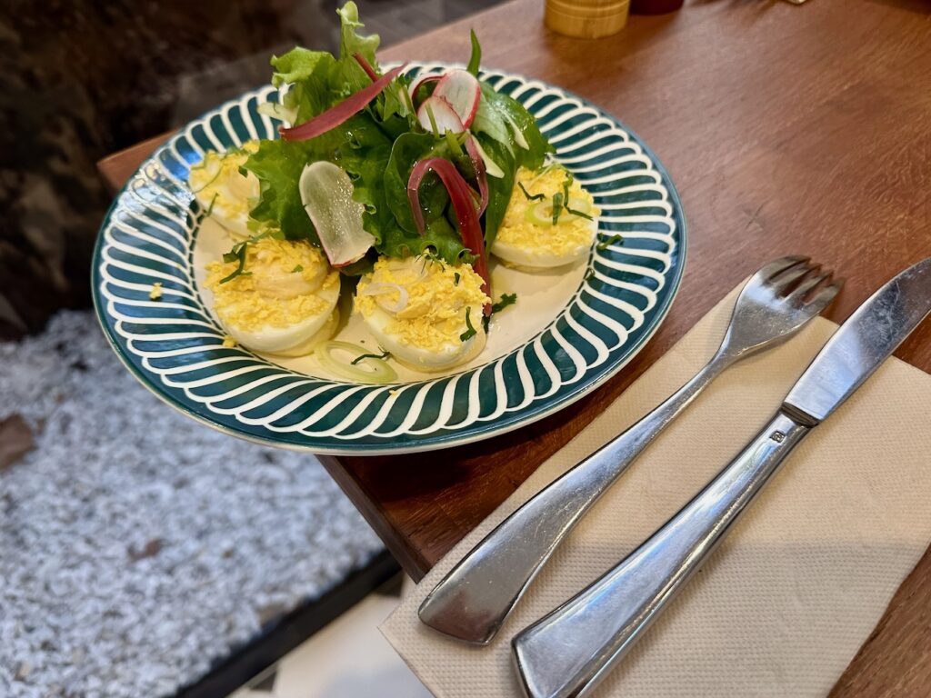 Yaya, café et restaurant de cuisine française à Marseille (œufs mimosa)